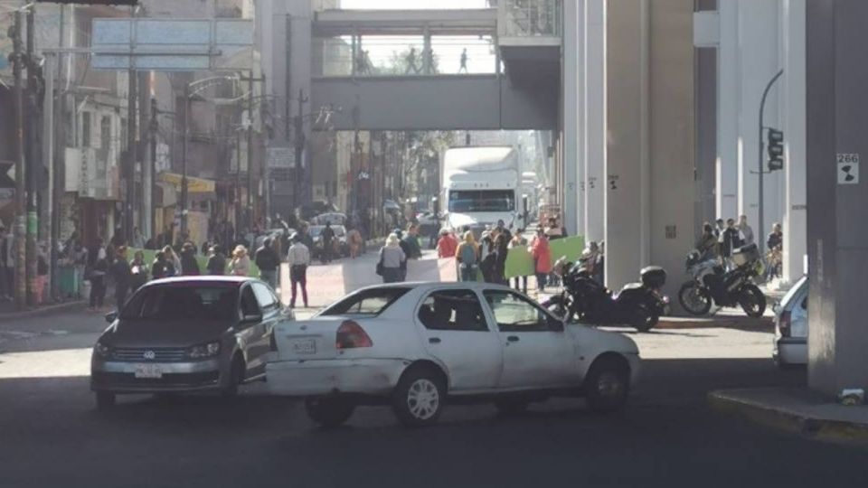 Cierran la av. Tláhuac en ambos sentidos