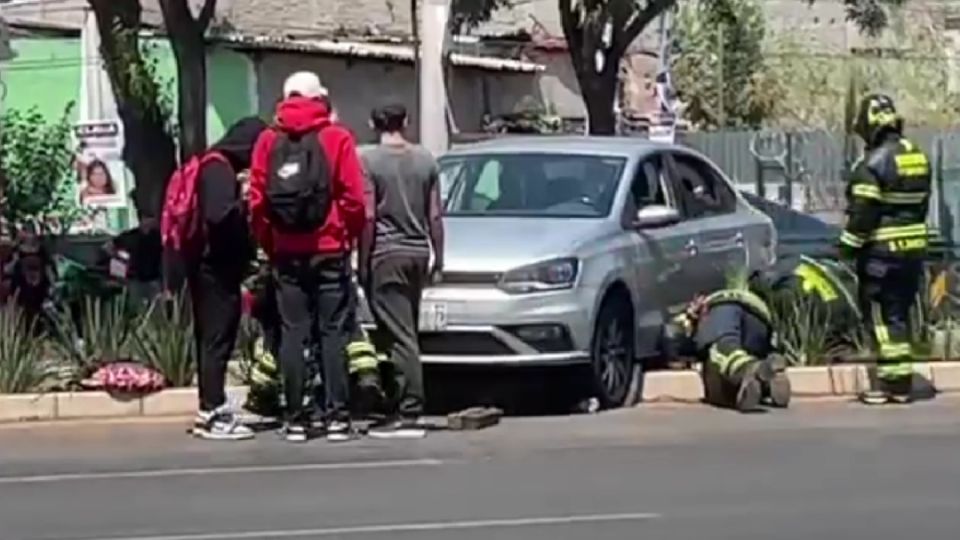 Bomberos de la Ciudad de México acudieron al sitio para sacar el vehículo.