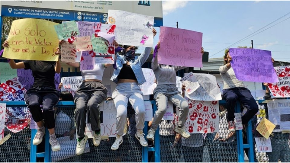 La comunidad estudiantil se ha manifestado a las afueras del plantel