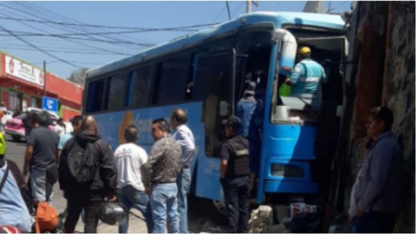 Camión se queda sin frenos y se estrella contra barda en Morelos, hay 15 heridos