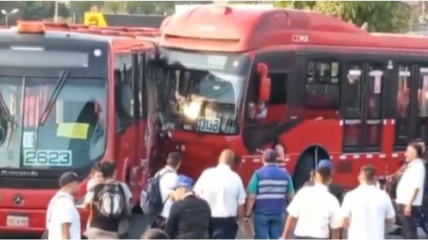 Choca el Metrobús en Indios Verdes, se estrellaron dos unidades