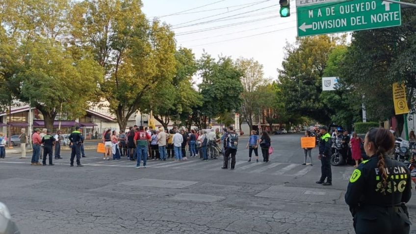 Vecinos bloquean acceso a Coyoacán por falta de agua