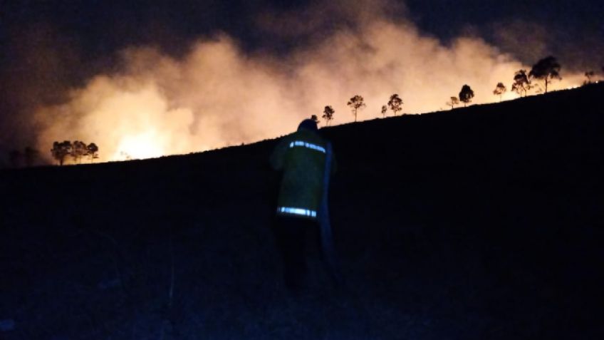 Fuerte incendio consume la Sierra de Guadalupe, en límites de Tlalnepantla con Tultitlán