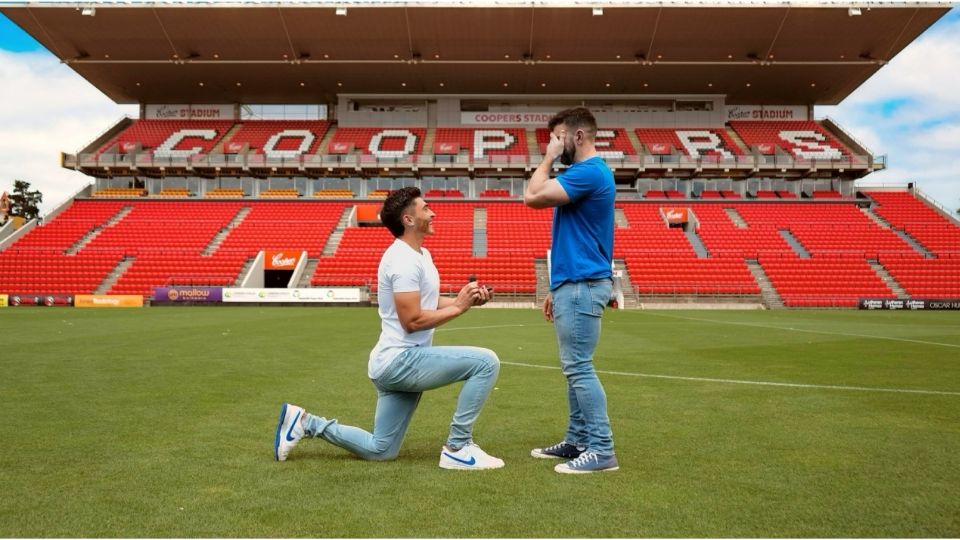 El futbolista juega para el Adelaide United de la liga profesional de Australia