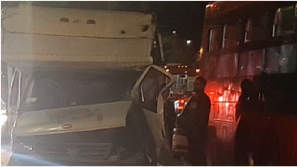 Versiones aseguran que dicha camioneta habría violado la luz roja del semáforo