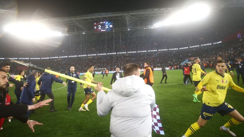 Aficionados turcos del Trabzonspor invaden la cancha y dan tremenda paliza a jugadores del Fenerbahce | VIDEO