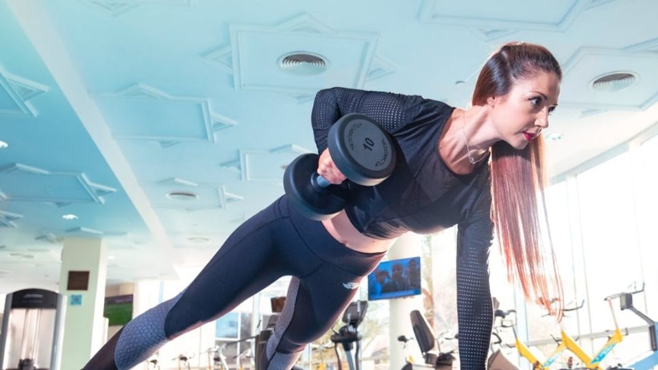 Mujer realizando ejercicio con mancuernas