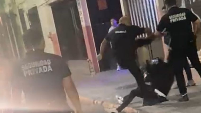 Empleados de un bar golpean a cliente en plena calle; autoridades de León ya investigan: VIDEO