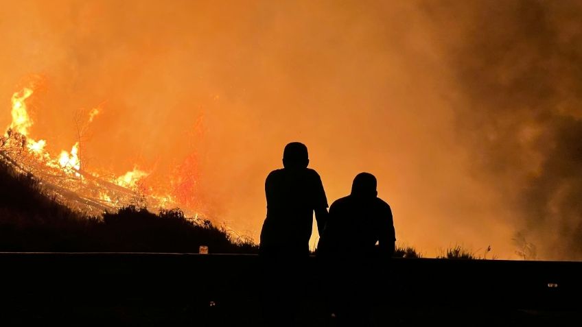 Fuerte incendio consume Cerro de la Cruz en Tlalpan; piden ayuda de los bomberos de CDMX