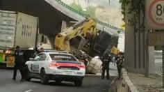 Caos vial en la México-Querétaro: cae maquinaría pesada de un tráiler y genera tráfico en carriles centrales