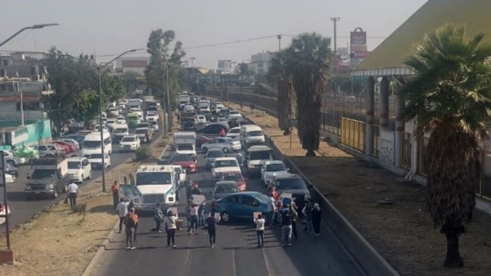 Los manifestantes detuvieron el tránsito, generando caos vial.