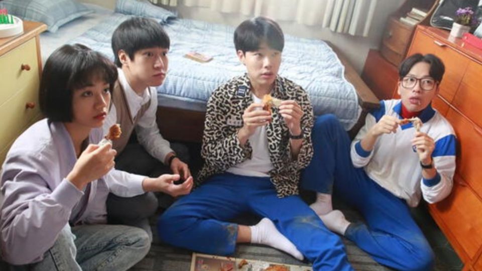 Los protagonistas de 'Reply 1988' comen pollo frito.