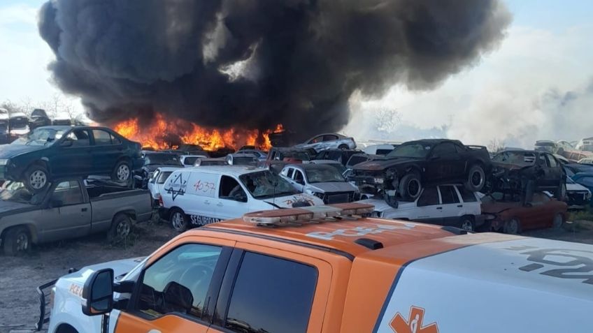 Incendio consume varios vehículos en corralón de Nuevo León