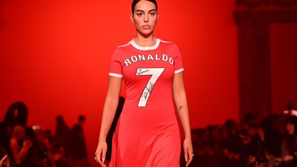 Georgina Rodríguez deslumbro en la Semana de la Moda de París con un vestido a lo CR7