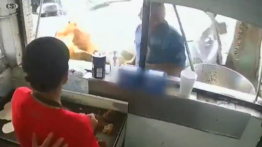 IMÁGENES FUERTES: un hombre casi muere arrollado mientras esperaba sus tacos de carnitas | VIDEO