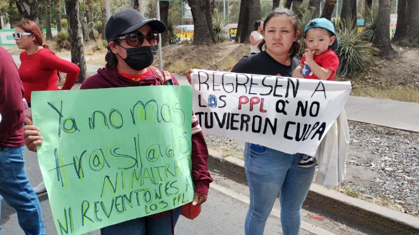 Familiares de reos del penal La Pila bloquean Glorieta Juárez en San Luis Potosí