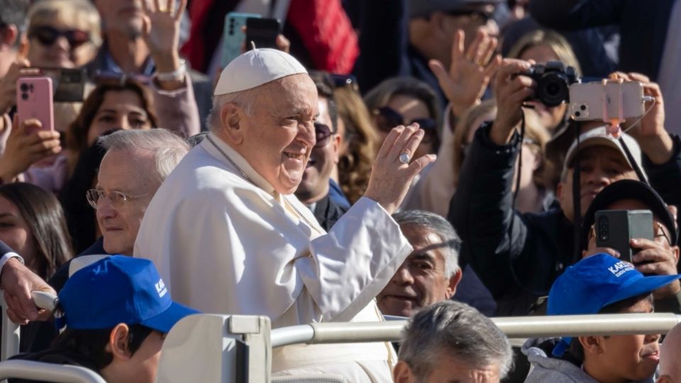 Ante cientos de visitantes y peregrinos de diversas partes del mundo que se dieron cita en la  Plaza de San Pedro para escuchar al Santo Padre