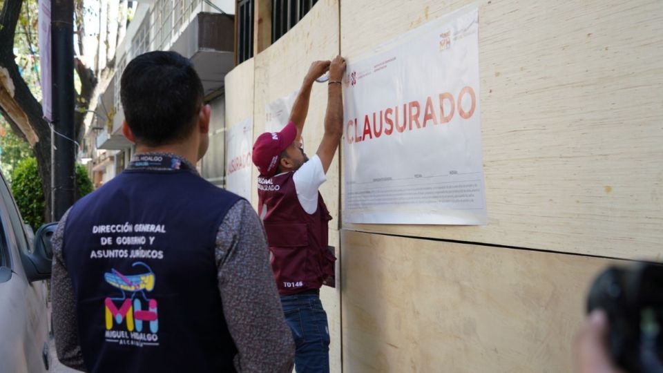 Personal de la Dirección General de Gobierno y Asuntos Jurídicos acudió al número 115 de la calle General Francisco Murguía para reponer los sellos de clausura