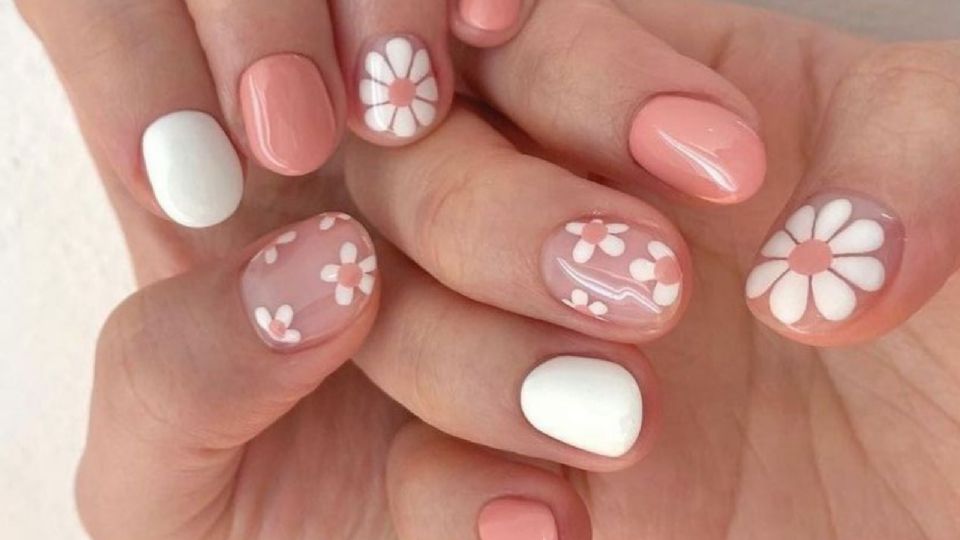 Las uñas son el lienzo perfecto para lucir uñas que evocan la primavera.