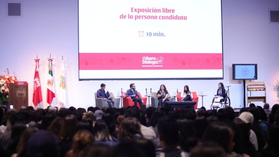 Brugada Molina agradeció a todos los estudiantes la oportunidad de contrastar ideas y exponer algunos de sus compromisos.