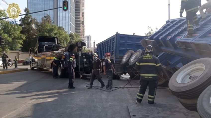 Cae camión con material de construcción y desquicia el tráfico en Circuito Interior