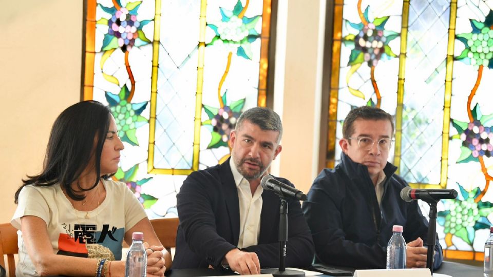 Alcaldes de oposición durante una conferencia de prensa en la que anuncian acciones contra el Jefe de Gobierno.