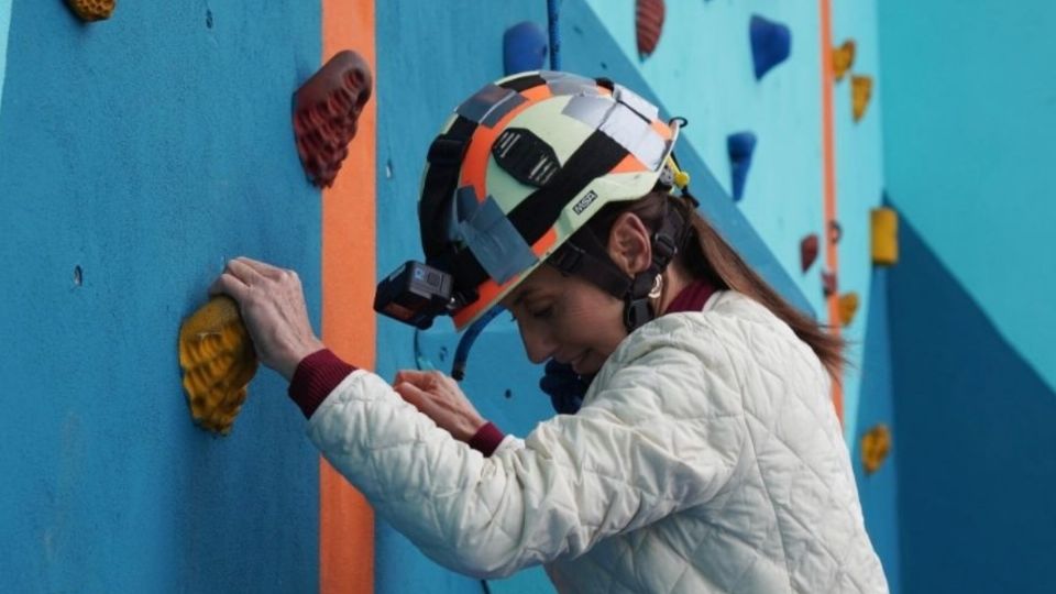 Claudia Sheinbaum escalando un muro