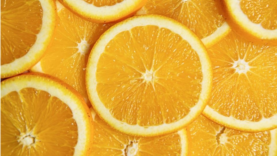 Alimentos como las naranjas contienen vitamina C, la cual es fundamental en la salud visual.