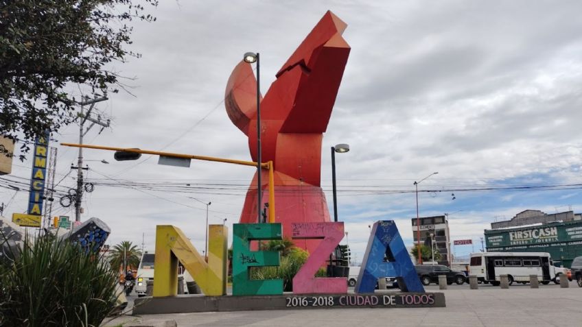 Es una de las estatuas más grandes de México, está en Nezahualcóyotl y así la puedes visitar en Metro