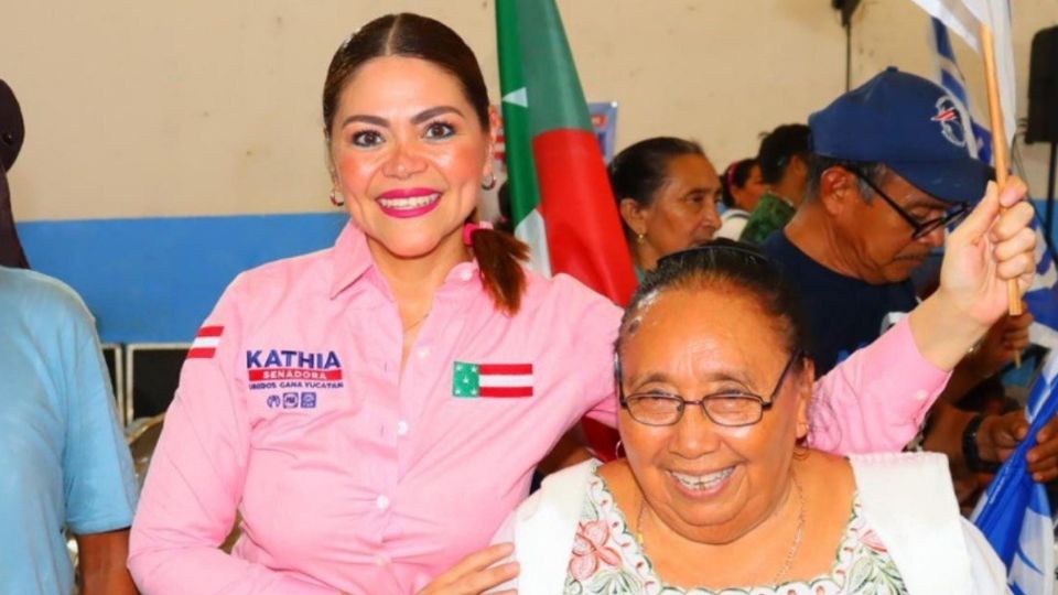 La candidata al Senado por Yucatán, Kathia Bolio Pinelo, durante un mitin político.