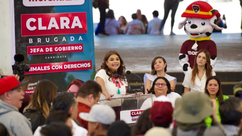 En la Alameda Sur, Clara Brugada realizó una asamblea sobre los derechos de los animales.