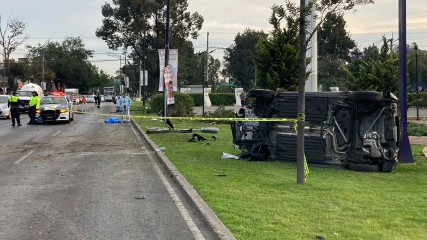 Anillo Periférico: auto arrolla a peatón y vuelca; hallan latas de cerveza en el vehículo