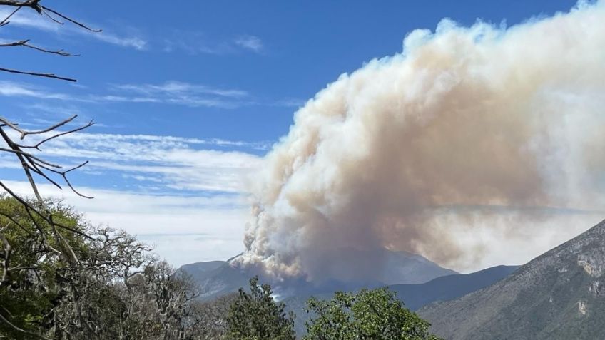 Fuerte incendio forestal consume sierra de Zaragoza al sur de Nuevo León