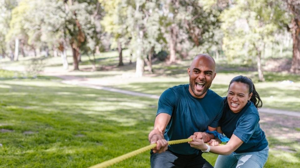 Pareja de 40 años realizando actividades al aire libre para alcanzar la felicidad