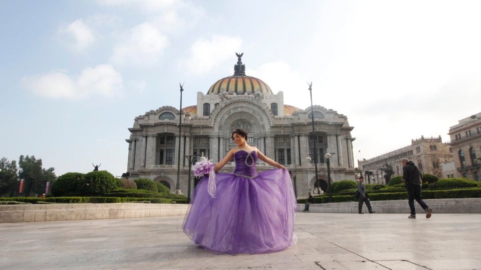 Quinceañera en explanada de Bellas Artes