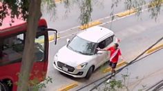 VIDEO: invade carril del Metrobús y se molesta porque no lo dejan seguir su camino