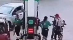 VIDEO: despachadora de gasolina rocía con combustible a sujetos que intentaban asaltarla