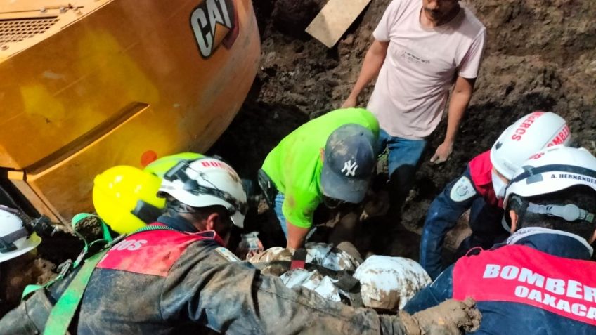 Mueren migrante venezolano y joven de 18 años tras quedar atrapados en derrumbe de obra de drenaje en Oaxaca