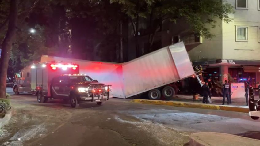 Se parte caja de tráiler en Ejército Nacional e Isaac Newton