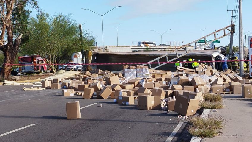 Un tráiler vuelca en la salida norte de Hermosillo, una persona pierde la vida