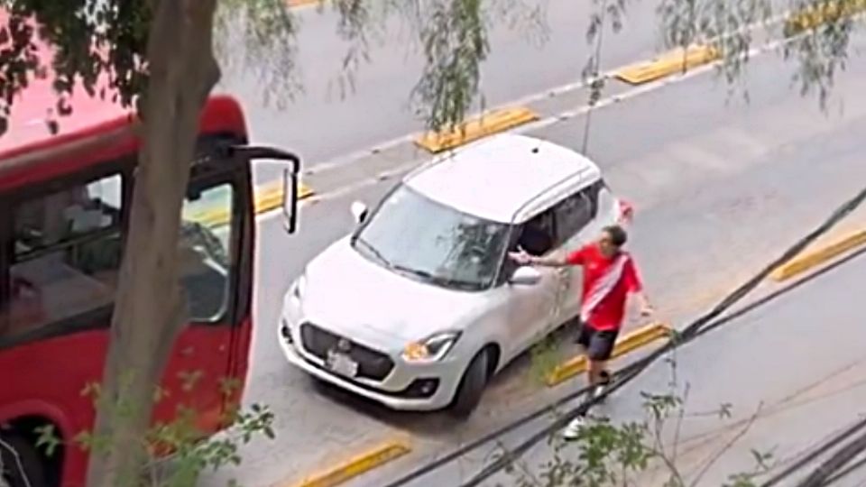 Sujeto circulando en el carril confinado del Metrobús