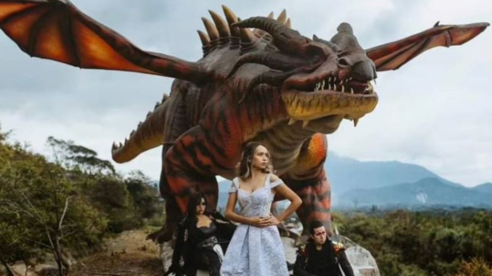 Toma las mejores fotografías junto a figuras de dragones