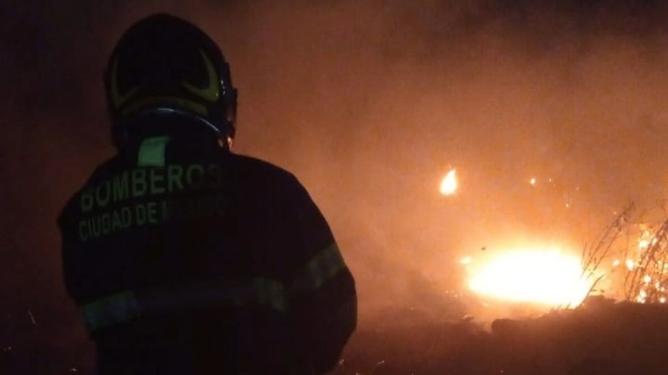 Los bomberos de la capital ya controlaron el incendio registrado en las inmediaciones del Bosque de Chapultepec.