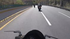 VIDEO | IMÁGENES FUERTES: dos motociclistas se impactan en la curva de la México-Cuernavaca