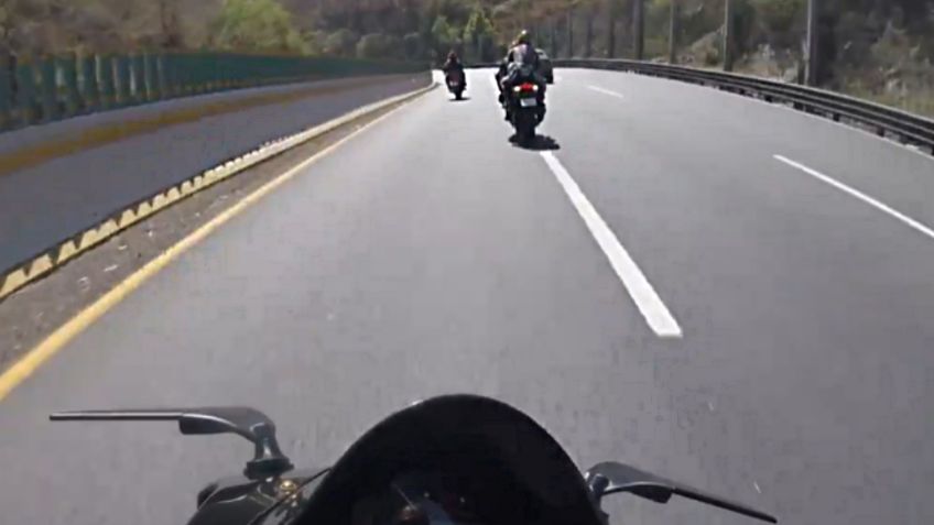 VIDEO | IMÁGENES FUERTES: dos motociclistas se impactan en la curva de la México-Cuernavaca