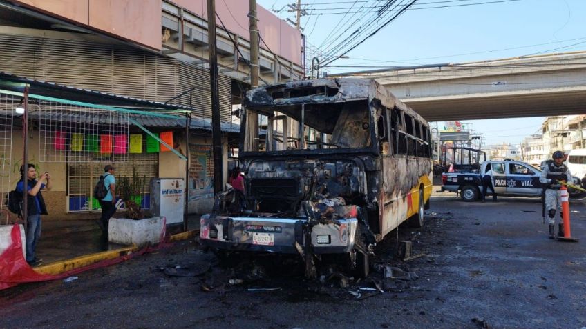 Hombres armados incendian un camión de pasajeros en Acapulco