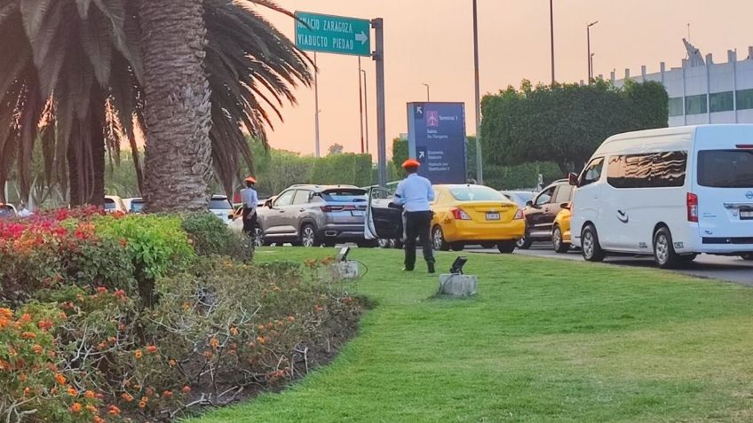 Taxistas cierran salida de Terminal 2 del AICM en plena Semana Santa