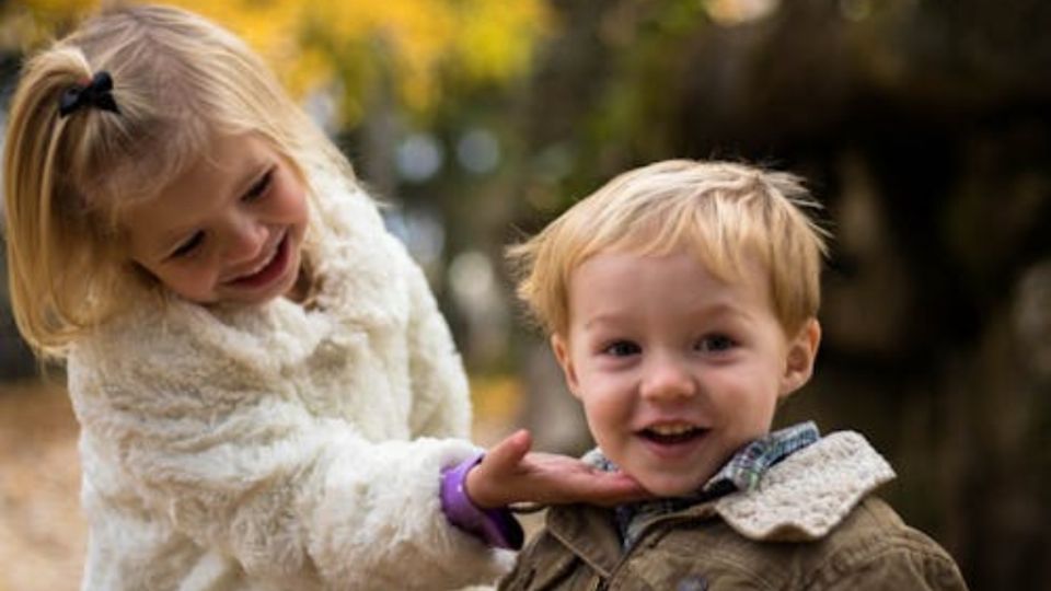 Niños felices jugando en la naturaleza