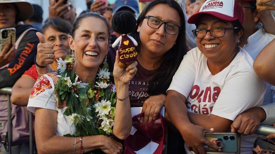 Claudia Sheinbaum recibiendo muñeca de sus simpatizantes