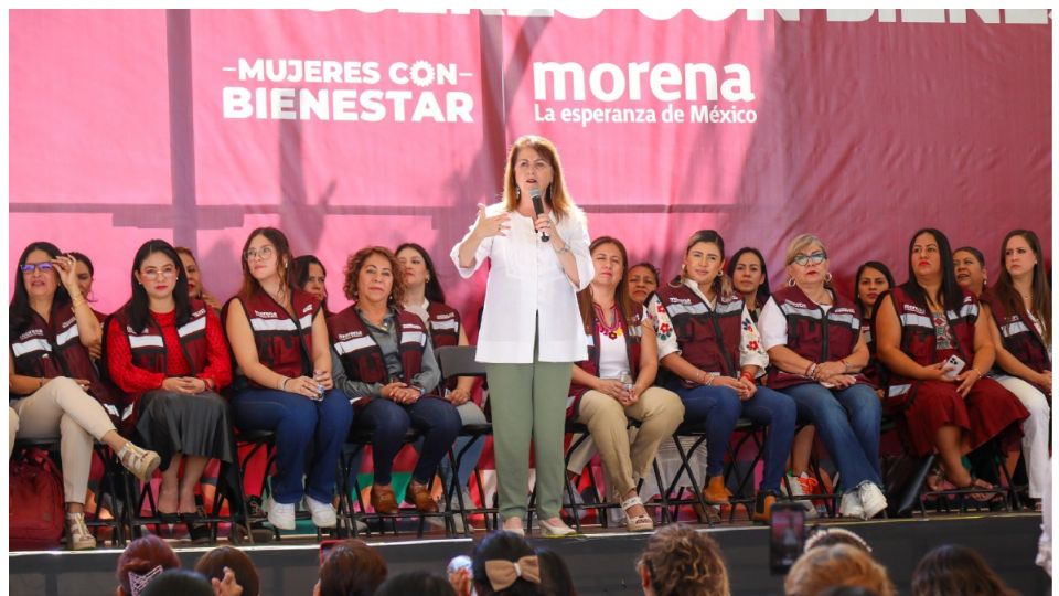 La candidata a gobernadora de Morelos, Margarita González Saravia, participa en un encuentro con mujeres morelenses